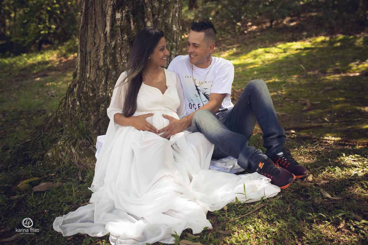 O CASAL SE OLHA DURANTE O ENSAIO DE GESTANTE EXTERNO
