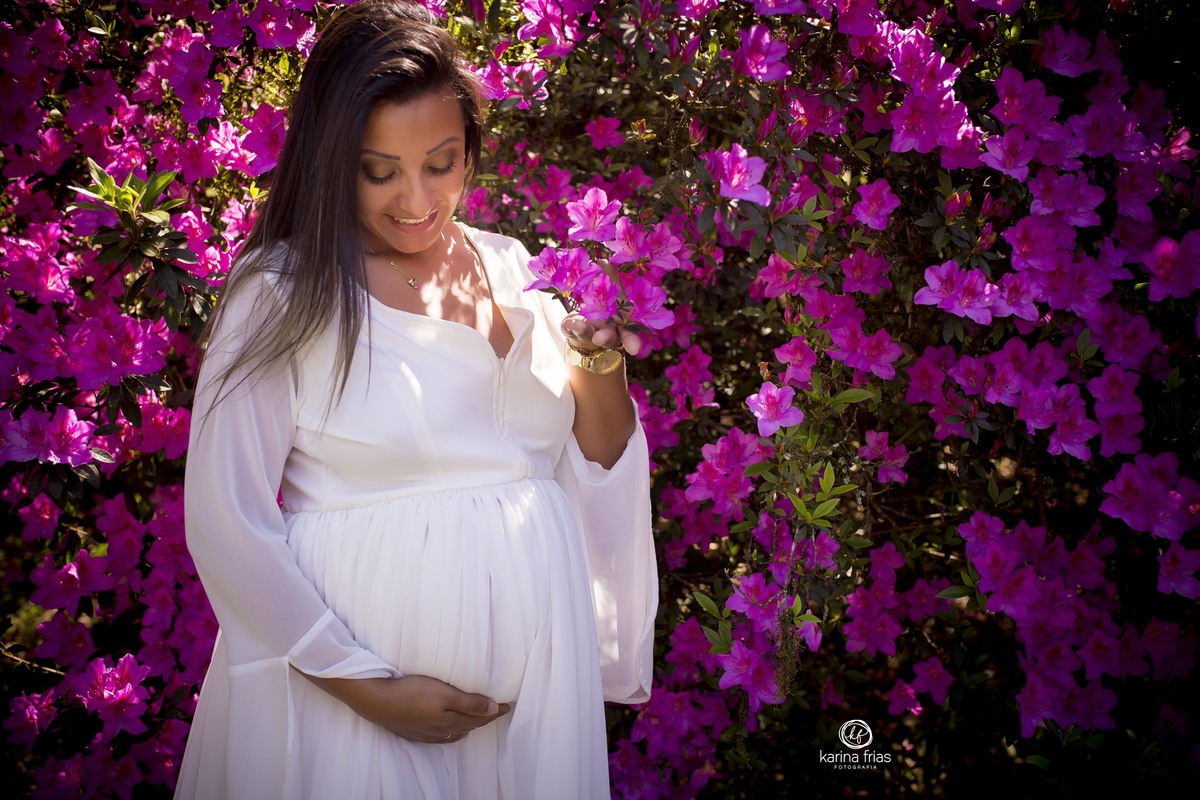 A GESTANTE ESTA NO MEIO DAS FLORES DURANTE ENSAIO