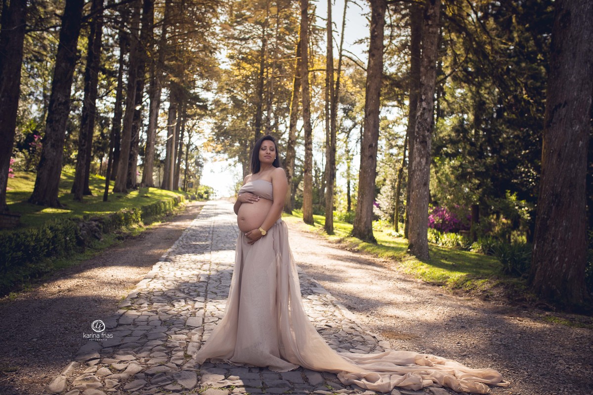 A GESTANTE POSA PARA A FOTOGRAFA DE FAMILIA DE CAXIAS DO SUL, KARINA FRIAS