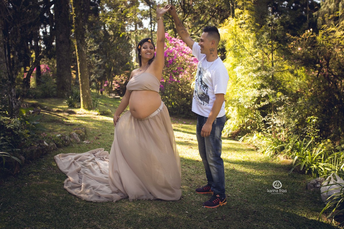 O CASAL DANÇA NO ENSAIO EXTERNO DE GESTANTE