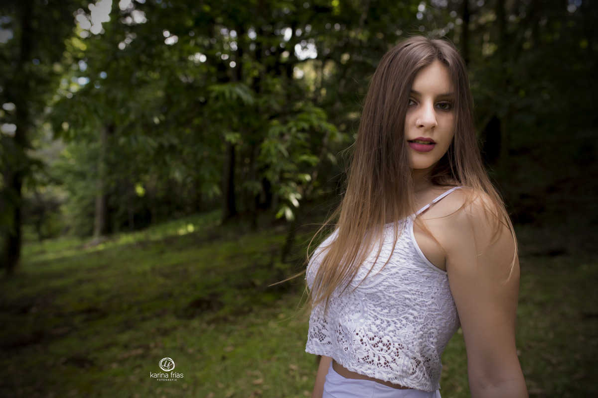 a modelo gira para frente das cameras no ensaio de 15 anos