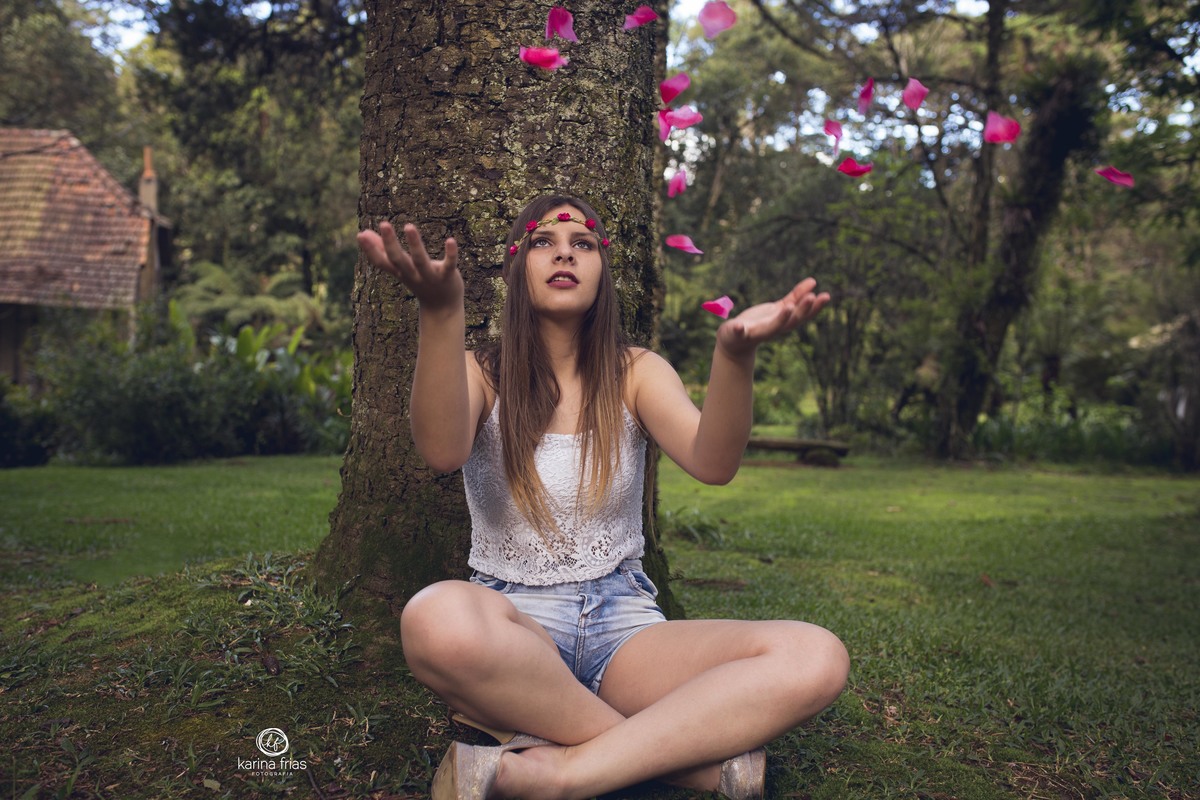 a menina joga flores para cima no ensaio externo