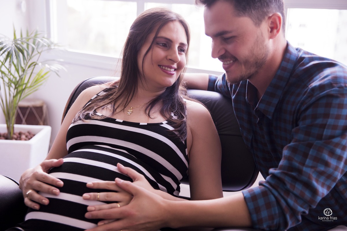o pai olha a barriga nas fotos de gestante