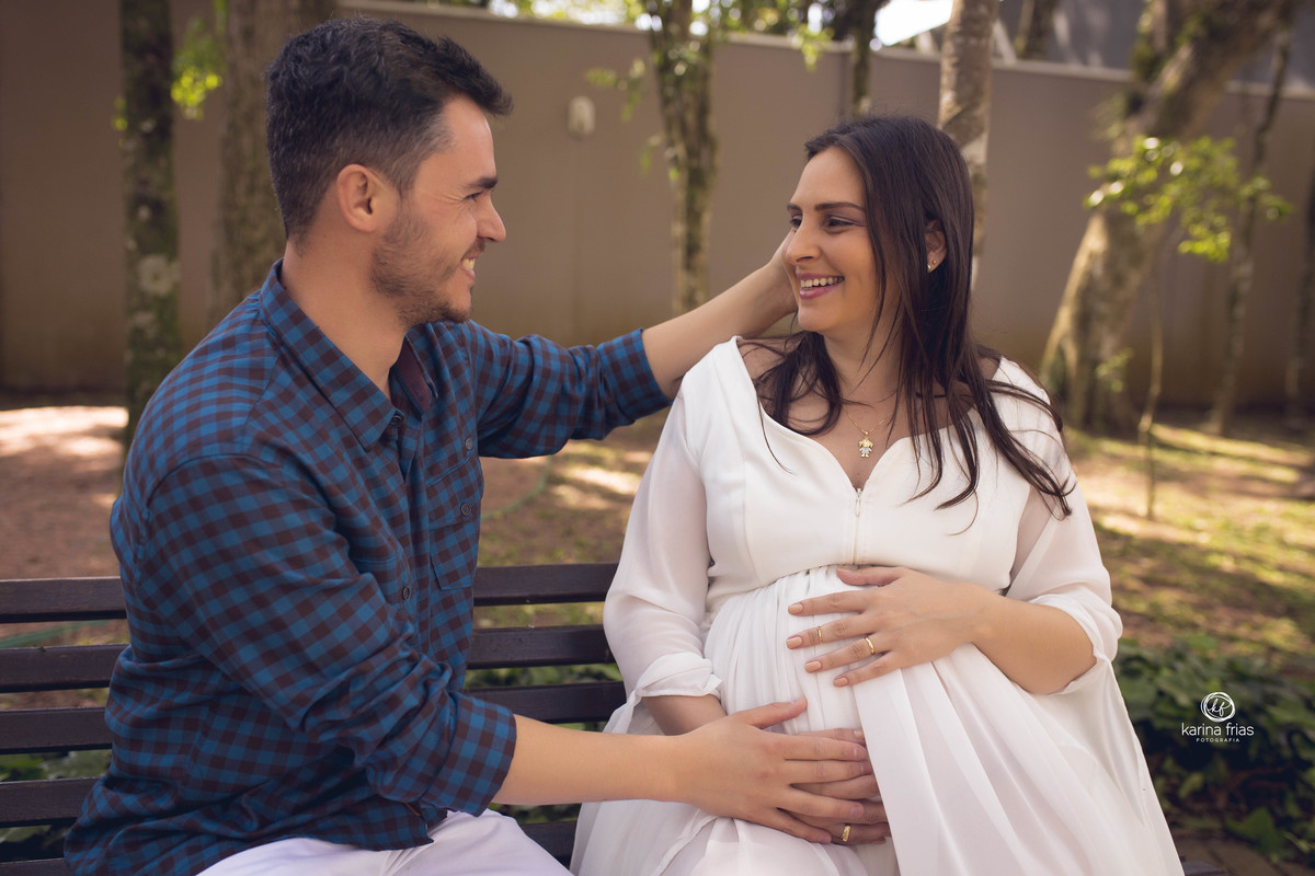 os pais se olham durante sessão externa gestante