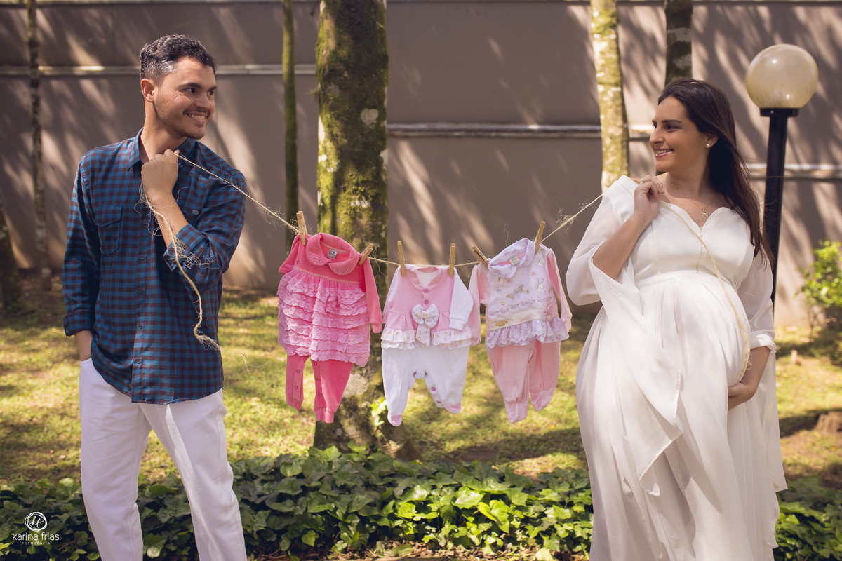 no ensaio de gestante, utilizamos as roupinhas como acessorios