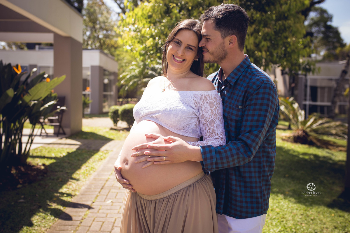 no ensaio de gestante os pais se abraçam