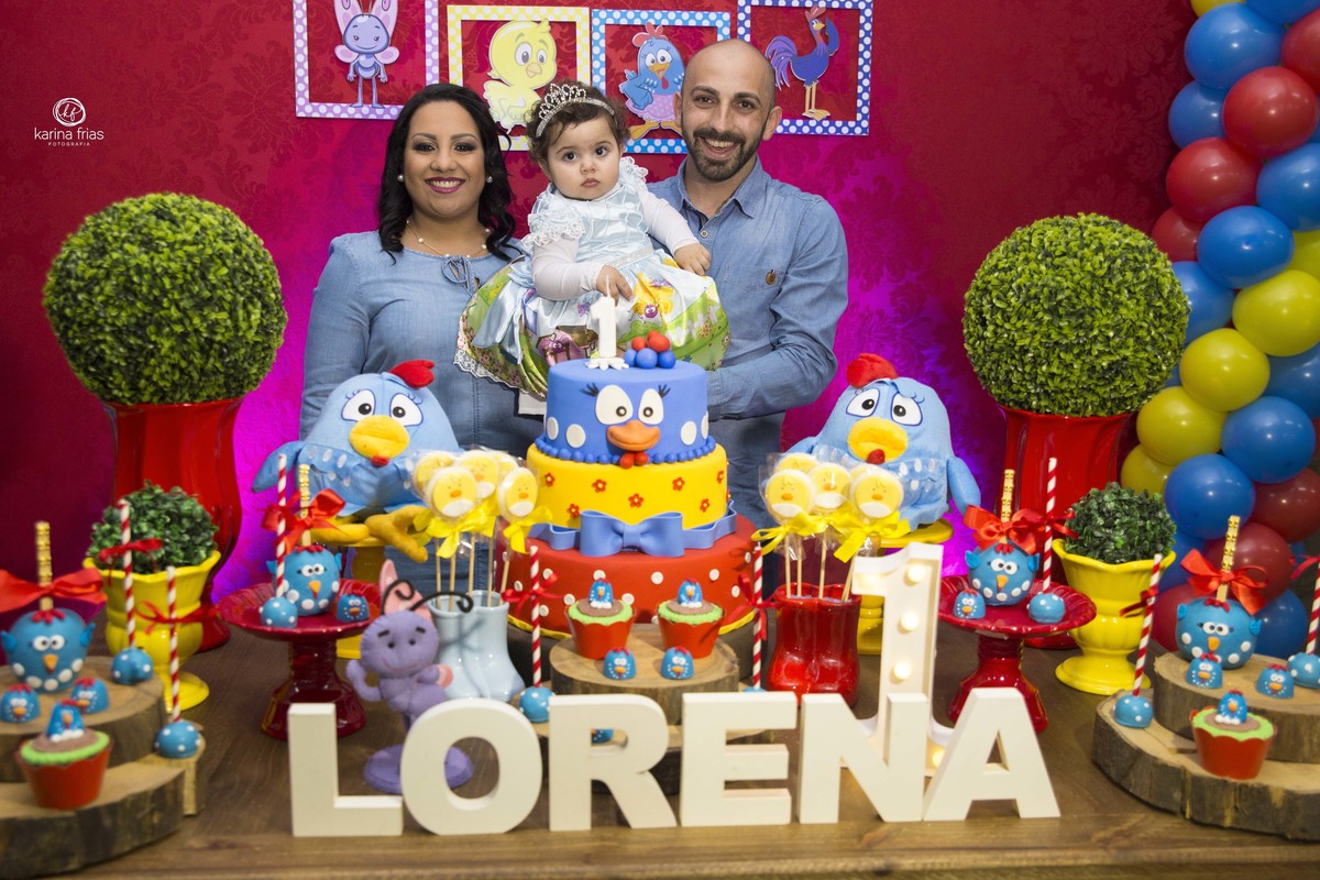 OS PAIS POSAM COM A CRIANÇA NA MESA DE ANIVER