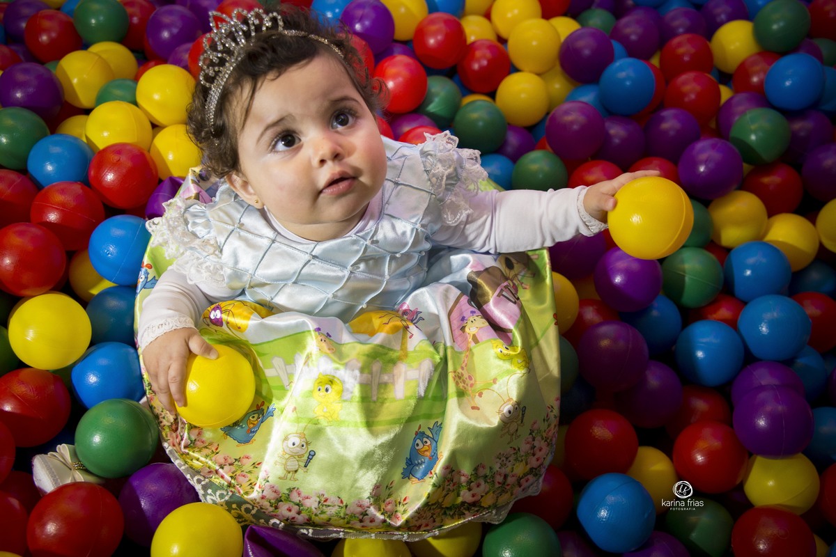 NO ANIVERSARIO, A MENINA BRINCA COM BOLINHAS