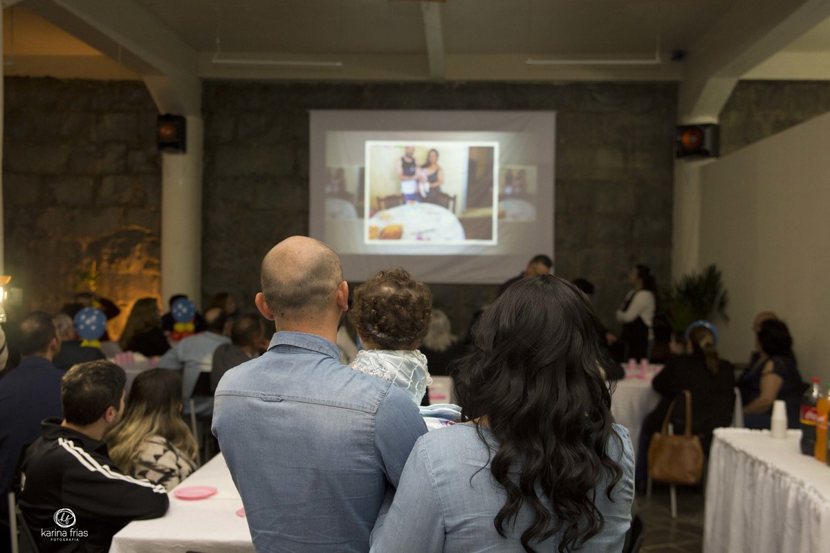 OS PAIS ASSISTEM O VIDEO DE ANIVERSARIO DA FILHA 
