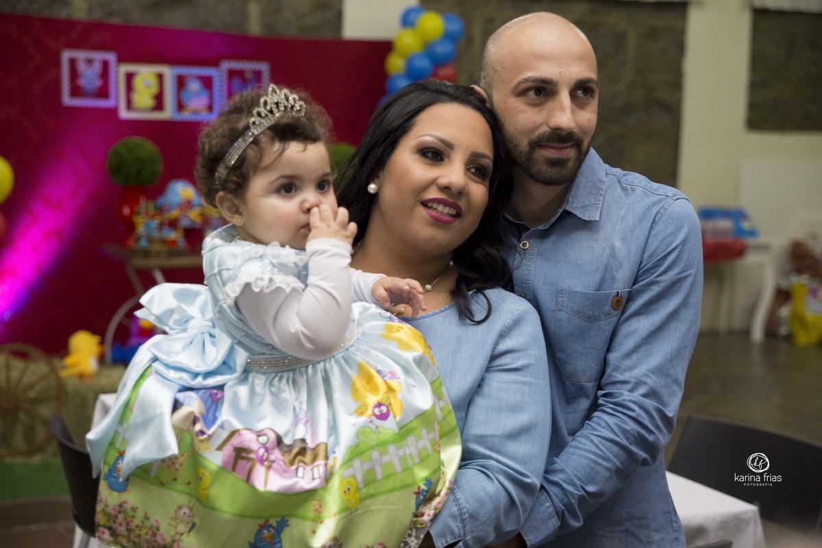 A FAMILIA PRESTIGIA O ANIVERSARIO DA MENINA