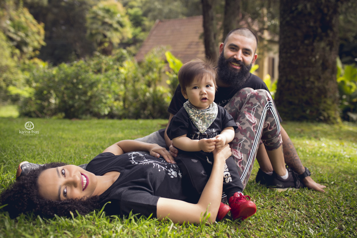 A CRIANÇA SENTA SOBRE A MAE NO ENSAIO EXTERNO INFANTIL
