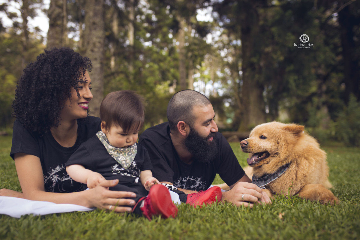 A FAMILIA ESTA DEITADA NO CHAO PARA AS FOTOS DE FAMILIA