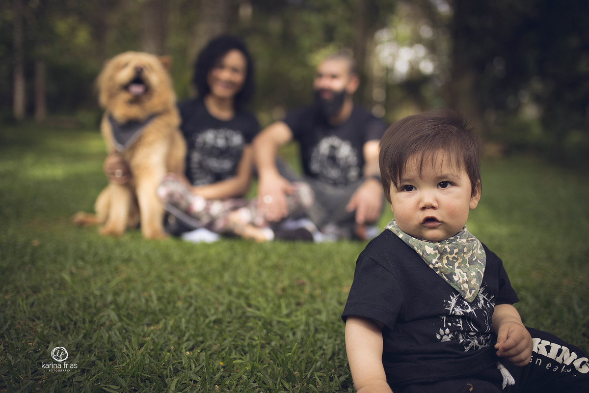 NO ENSAIO EXTERNO INFANTIL A FAMILIA FICA DESFOCADA AO FUNDO E O BEBE NA FRENTE
