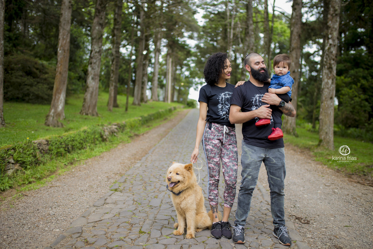 A FAMILIA POSA PARA AS FOTOS DE UM ANINHO DA CRIANÇA