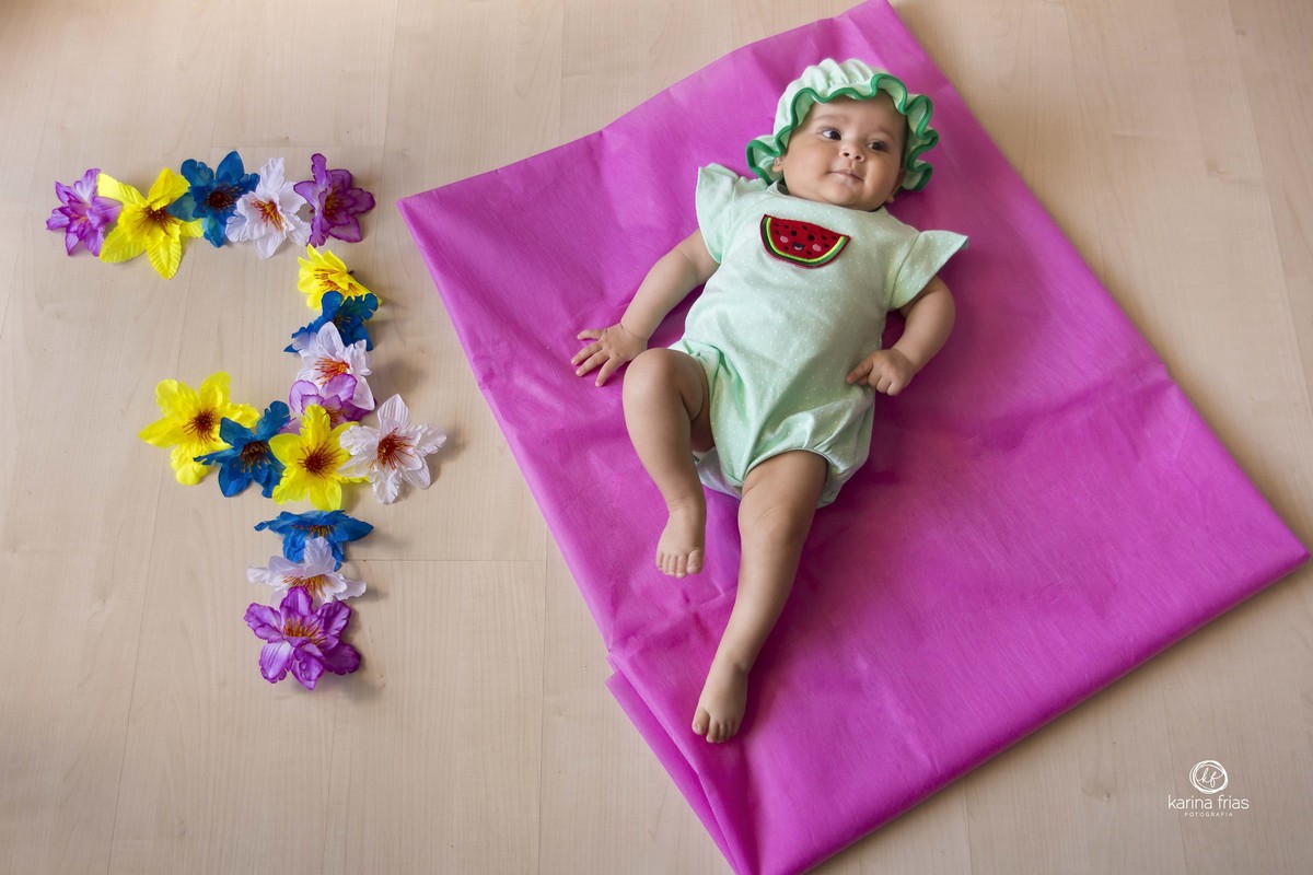 a criança esta deitada no chao para acompanhamento mensal em casa