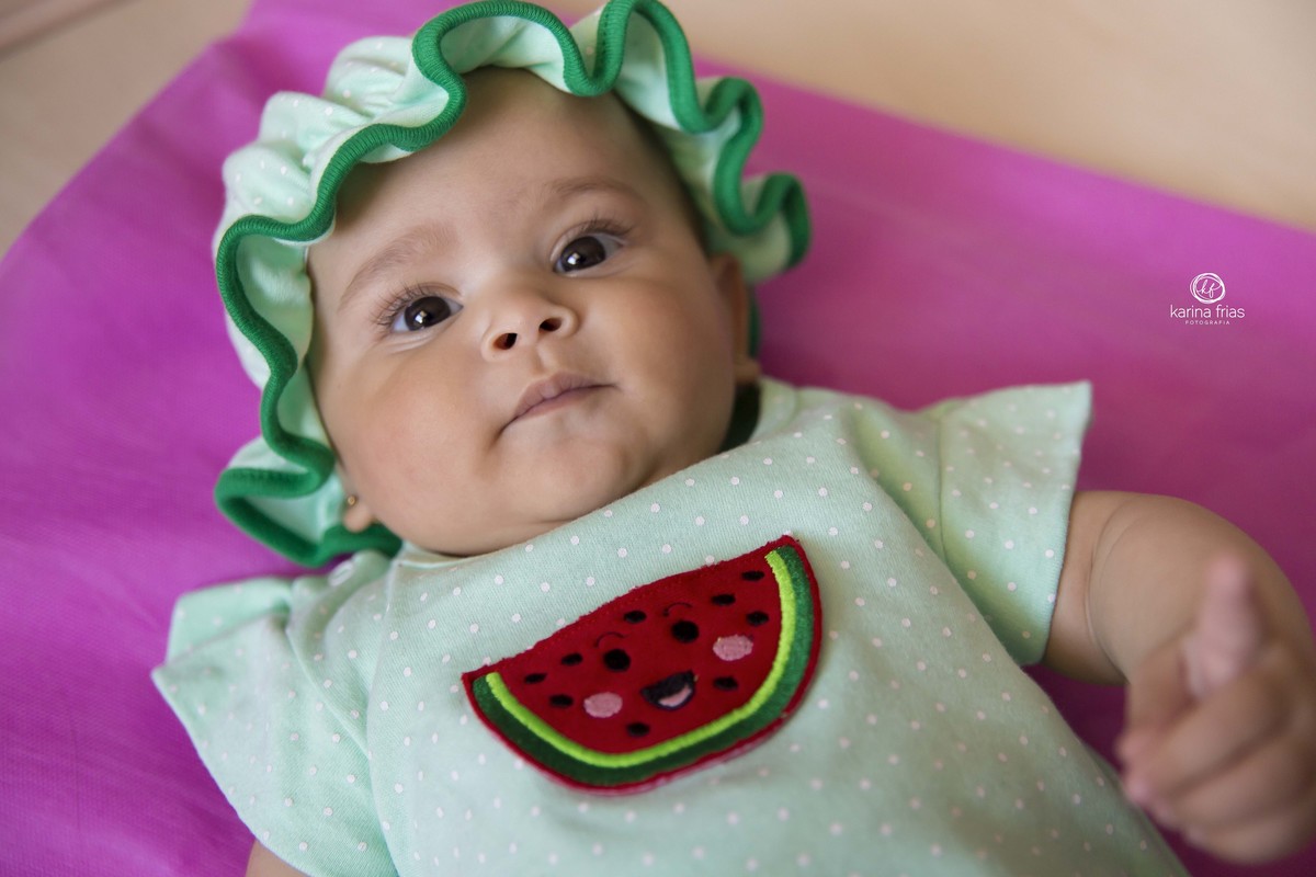 a bebe olha para a fotografa da familia de caxias do sul, karina frias