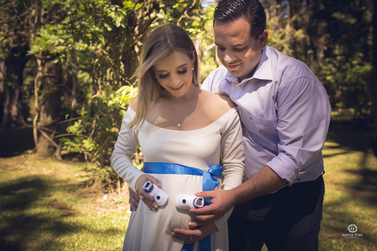 OS PAIS SEGURAM O SAPATINHO NA BARRIGA DA GESTANTE