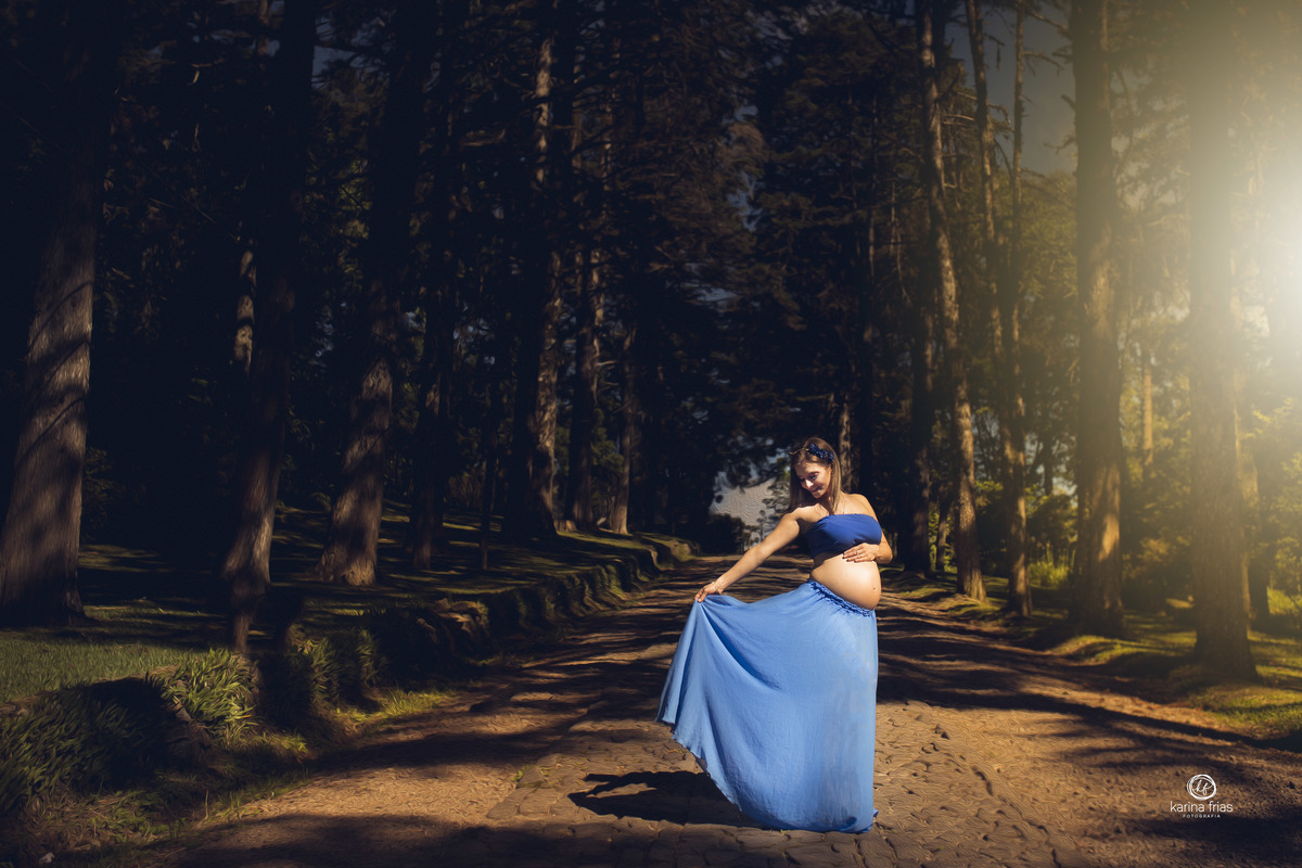 A GESTANTE SEGURA A SAIA ENQUANTO A FOTOGRAFA DE FAMILIA DE CAXIAS DO SUL, KARINA FRIAS, REGISTRA O MOMENTO