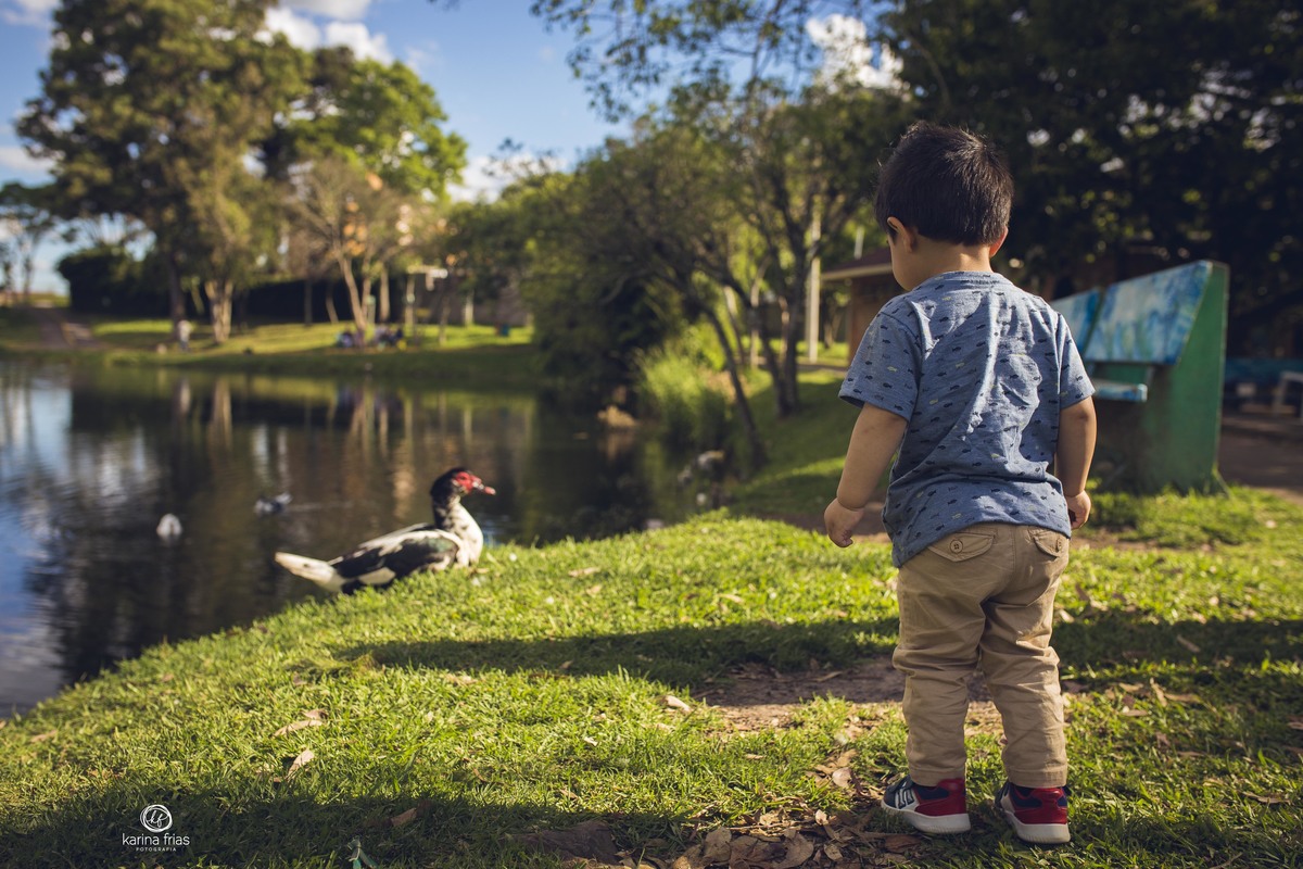 O MENINO OLHA O PATO NO ENSAIO