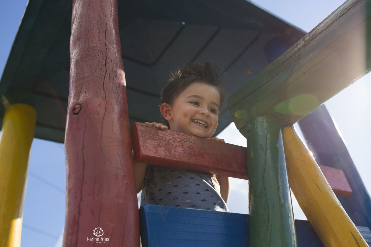 A CRIANÇA BRINCA DURANTE ENSAIO EXTERNO
