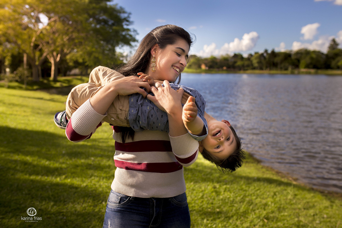 A MAE PEGA O FILHO PARA BRINCAR NO ENSAIO INFANTIL
