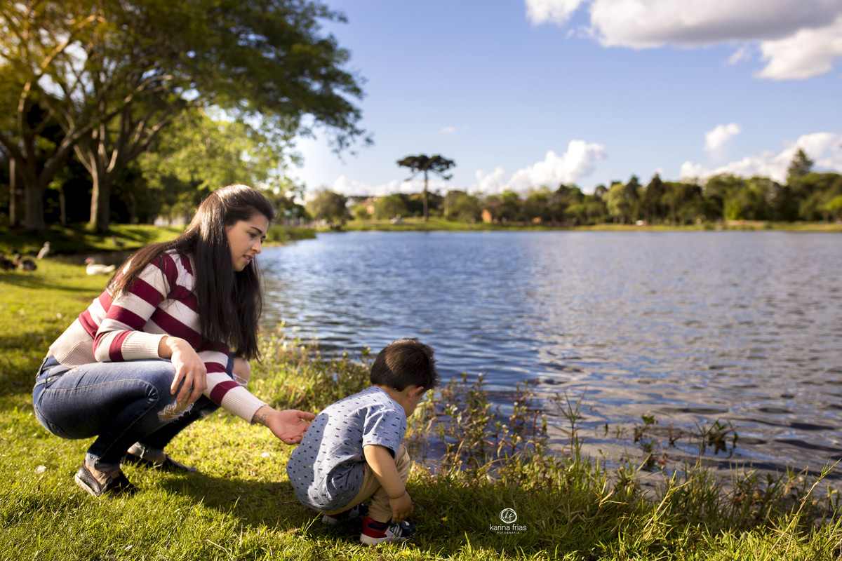 O MENINO BRINCA NA AGUA E A MAE O CUIDA