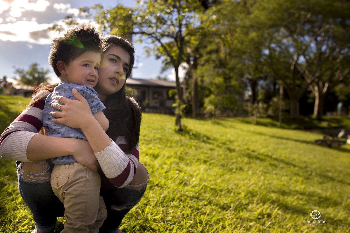 A MAE ABRAÇA O FILHO QUE ESTA CHORANDO