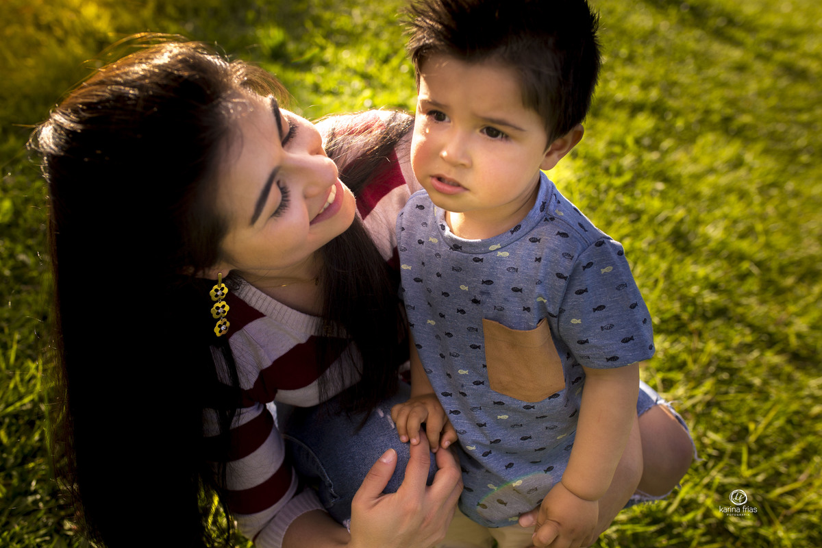 A MAE OLHA PARA O FILHO E SORRI NO ENSAIO