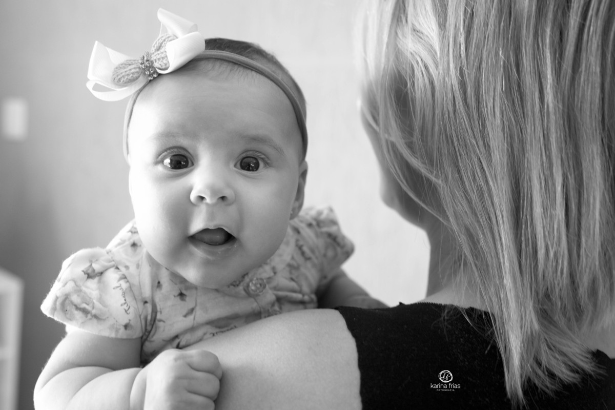 A MAE SEGURA A CRIANÇA NO COLO PARA AS FOTOS INFANTIS