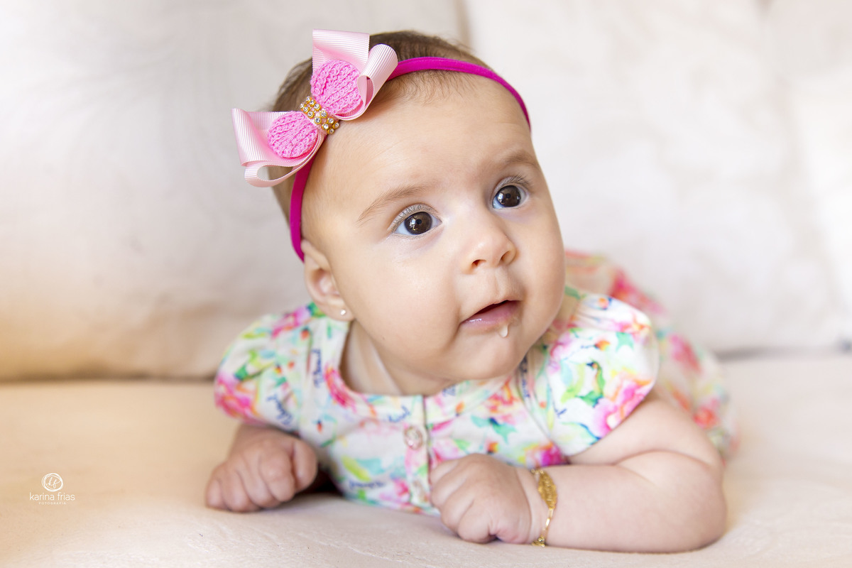 A CRIANÇA FICA DE BRUÇOS NO ENSAIO INFANTIL