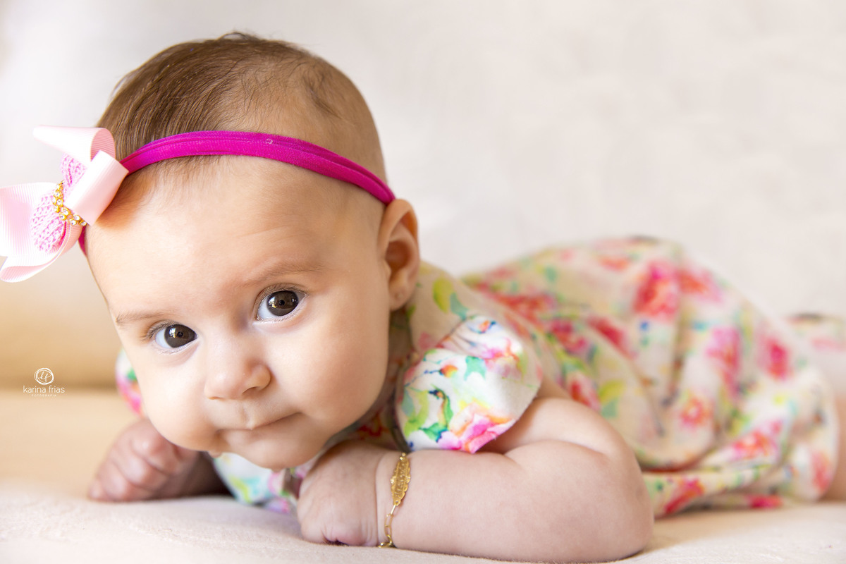 A MENINA ESTA POSANDO PARA AS FOTOS DO SEU TERCEIRO MES