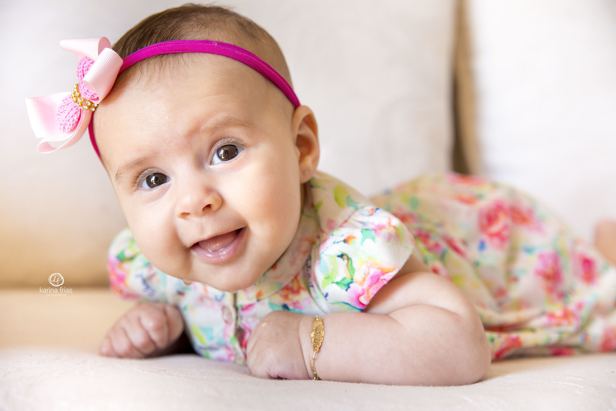 A FOTOGRAFA DE FAMILIA DE CAXIAS DO SUL, AKRINA FRIAS, CLICA A MENINA SORRINDO NO ENSAIO EM CASA