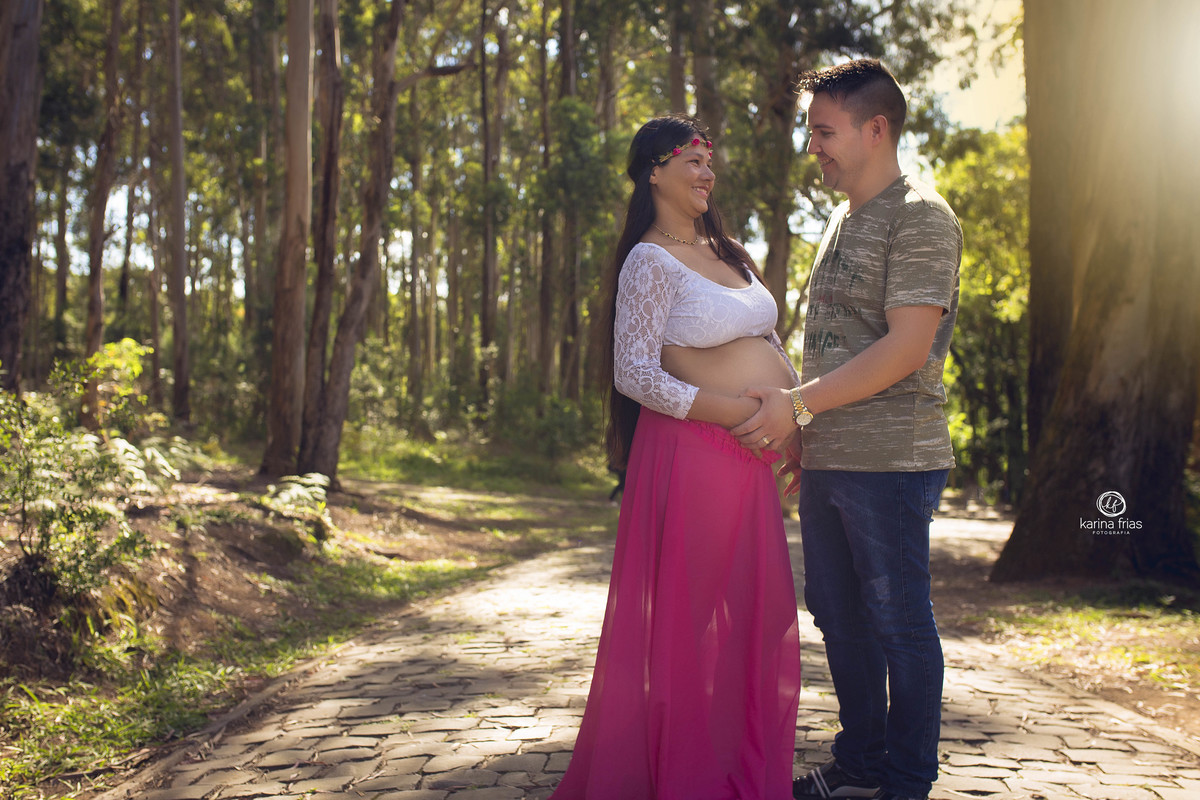 OS PAIS SE OLHAM DURANTE ENSAIO DE GESTANTE