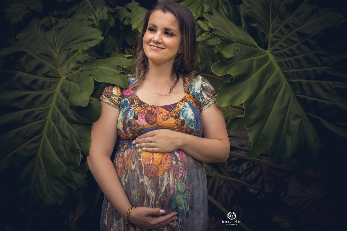 NO ENSAIO EXTERNO DE GESTANTE, A MODELO SORRI PARA O MARIDO