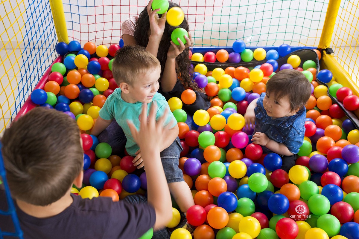 na piscina de bolinhas, as criancas brincam
