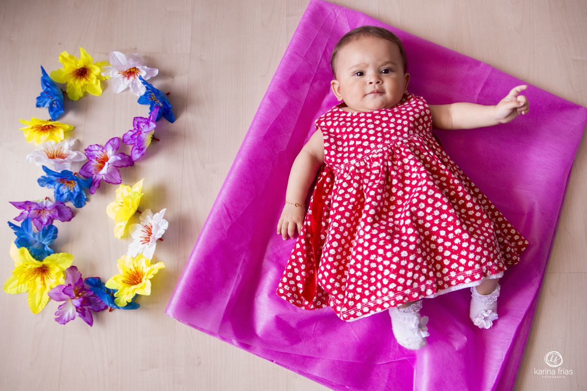 A EBBE ESTA DEITADA AO LADO DO NUMERO 8 QUE REPRESENTA SEU MES