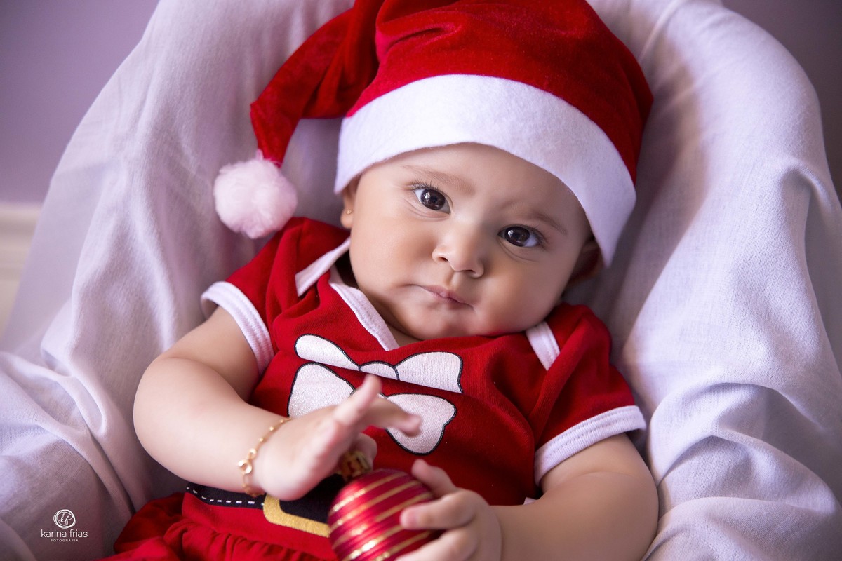 A BEBE SEGURA A BOLA DE NATAL