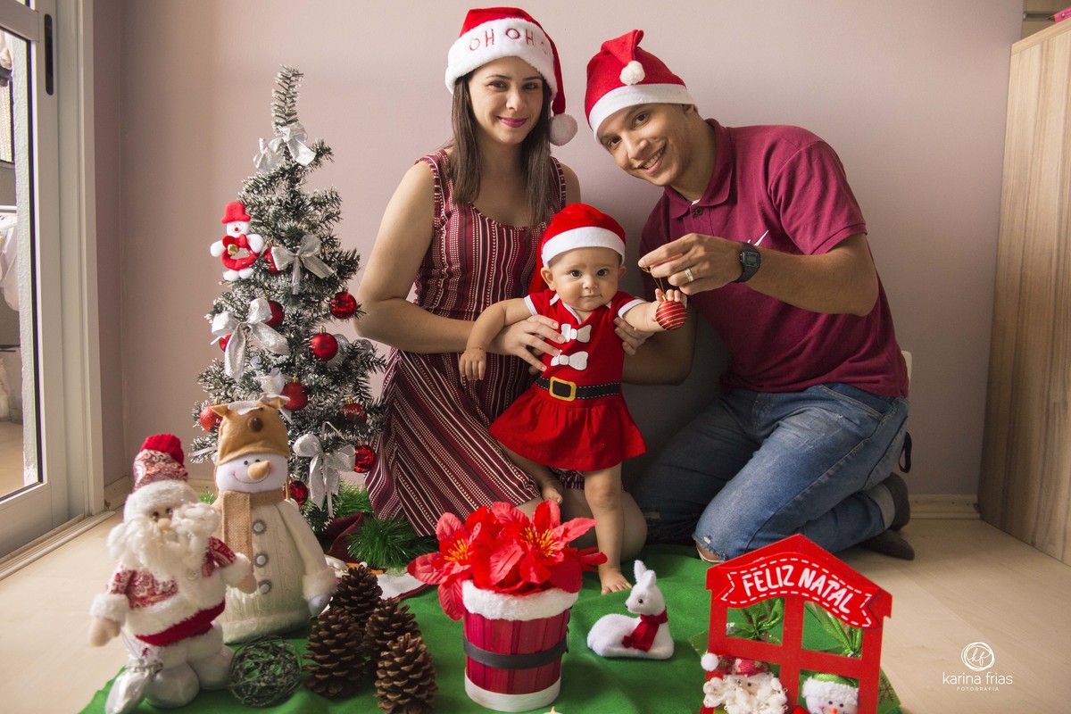 OS PAIS SEGURAM A BEBE NO CENARIO DE NATAL