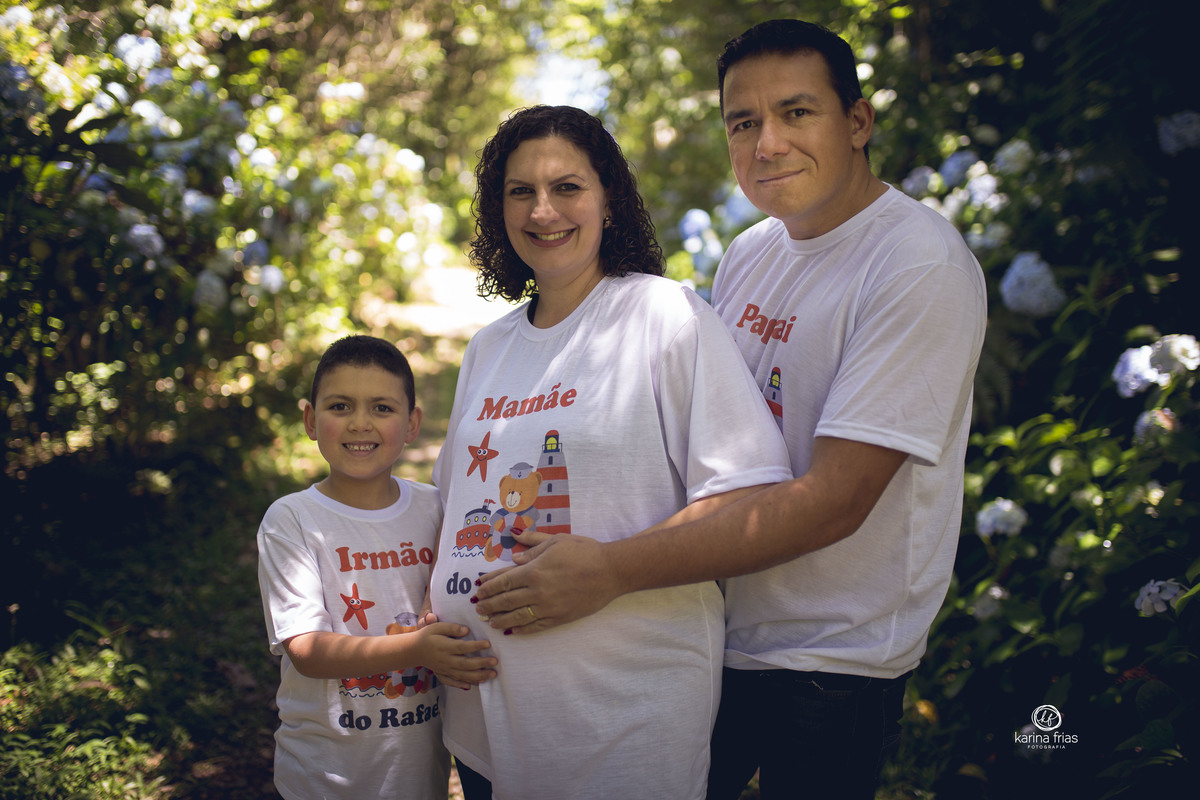 NO ENSAIO DE GESTANTE EXTERNO A FAMILIA POSA PARA A FOTOGRAFA DE FAMILIA DE CAXIAS DO SUL, KARINA FRIAS