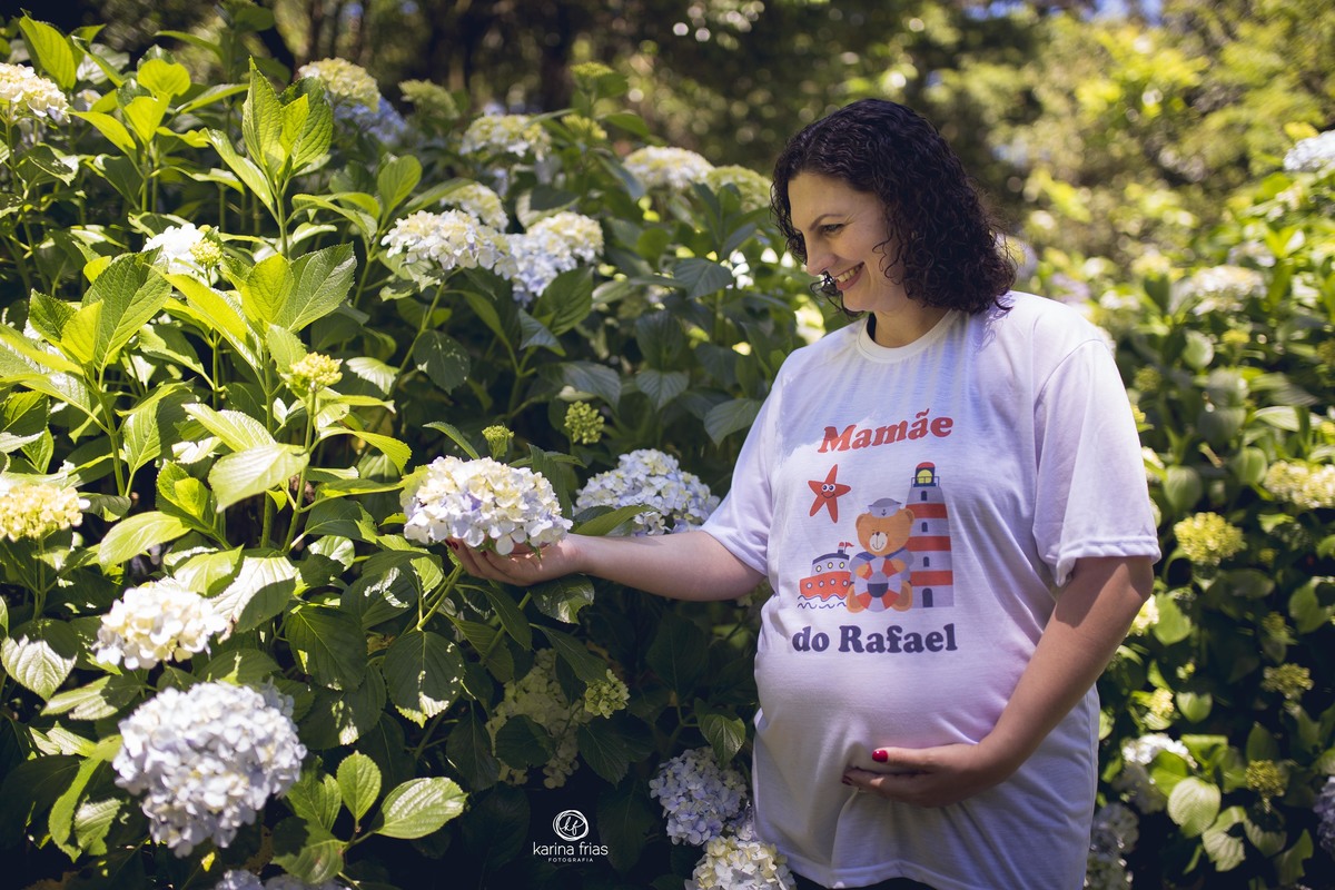 A GESTANTE SEGURA A FLOR PARA A SESSÃO DE FOTOS