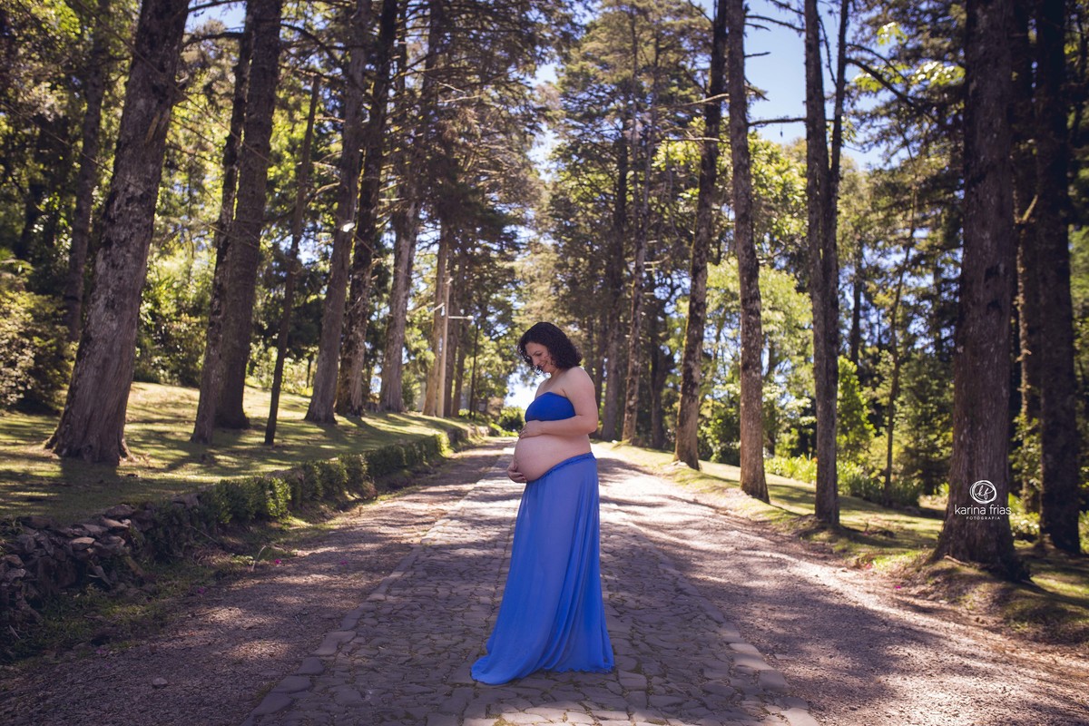 A GESTANTE OLHA PARA A BARRIGA DURANTE O ENSAIO