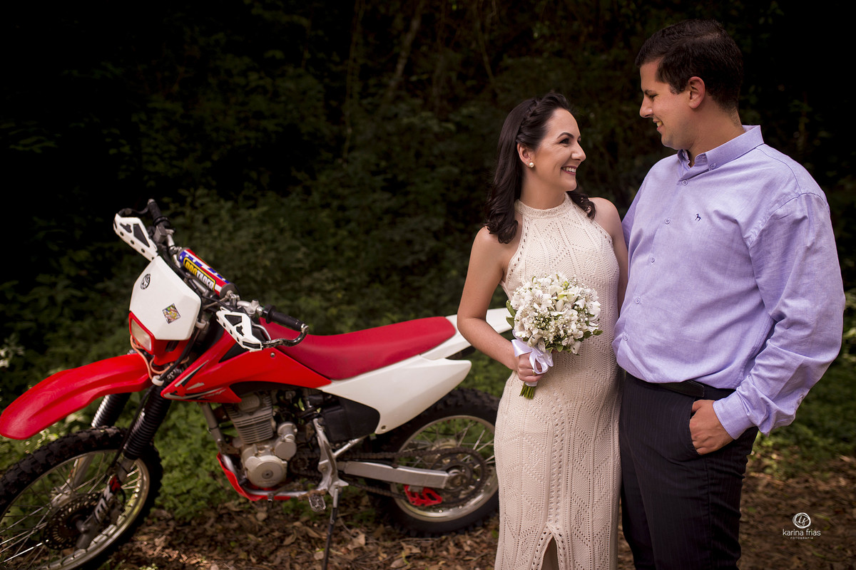 o casal se olha na sessão de fotos