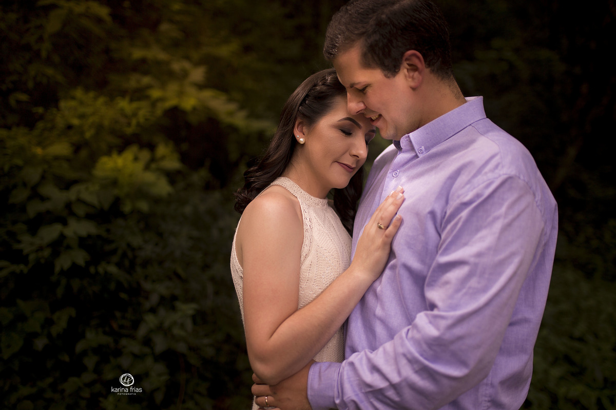 os noivos se abraçam para sessão de fotos