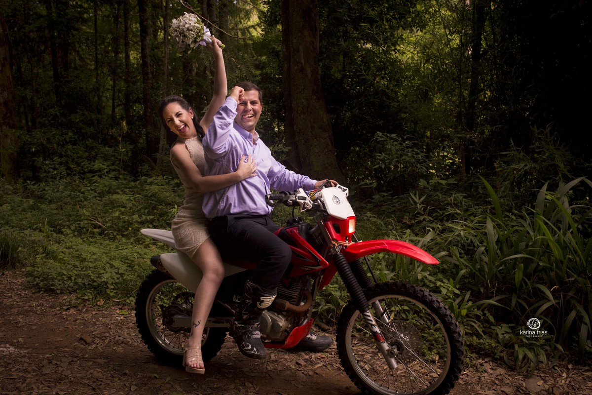 os noivos levantam as mãos