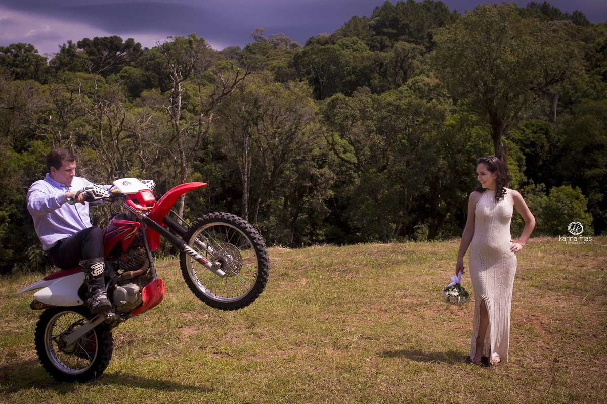 o noivo empina a moto para a sessão de fotos de casal