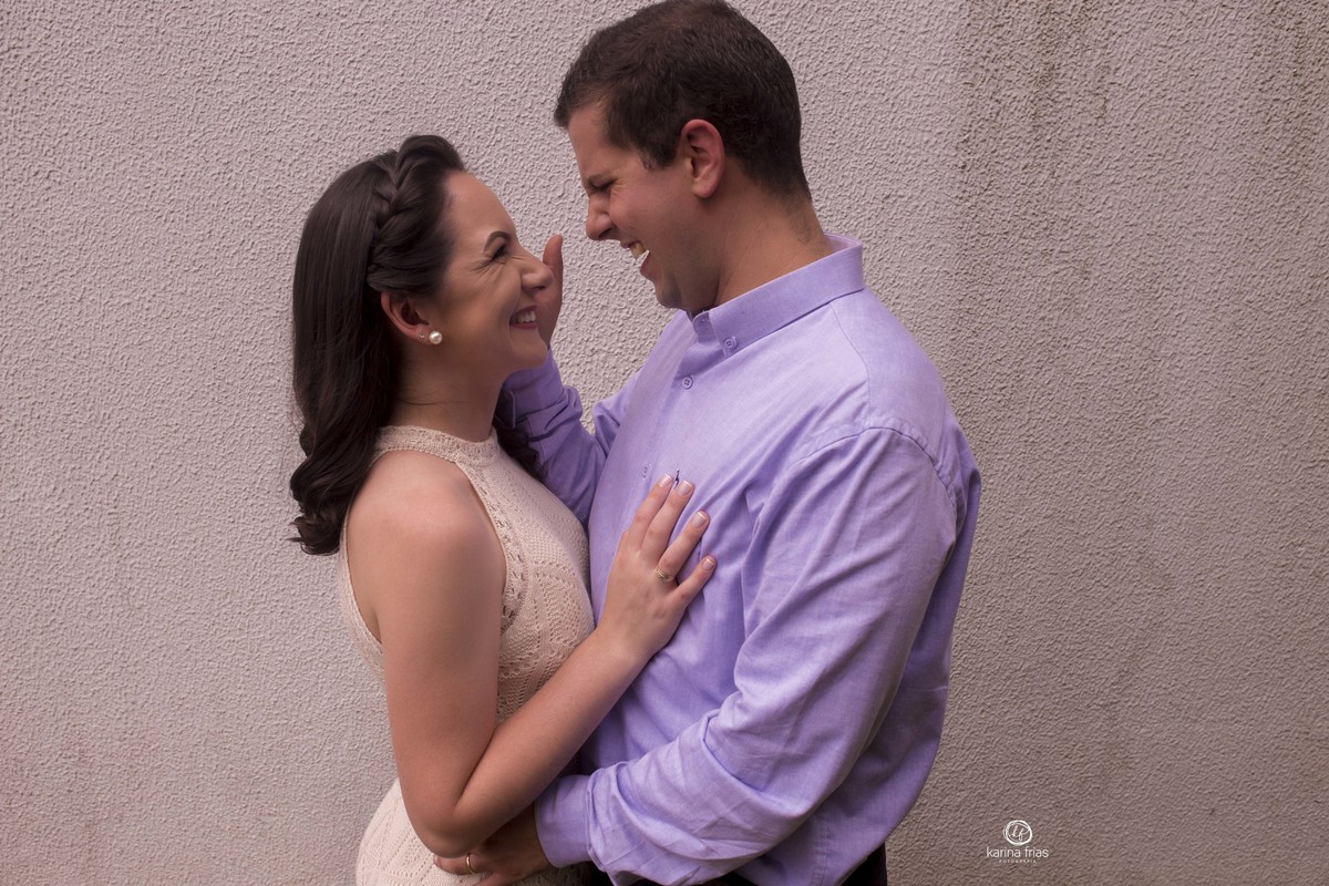 na sessão de casal externa o noivo acaricia a noiva