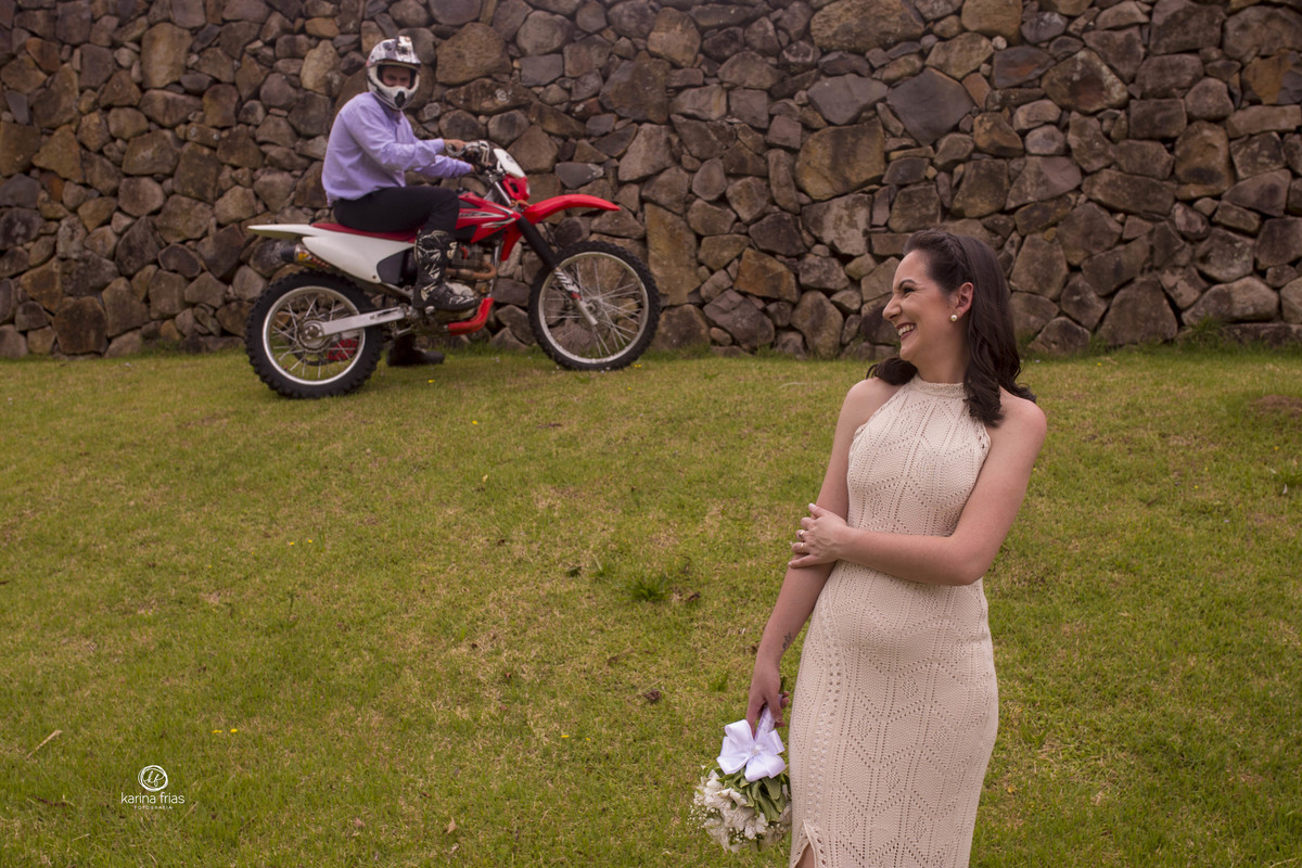 os noivos sorriem para a fotografa de familia de caxias do sul, karina frias