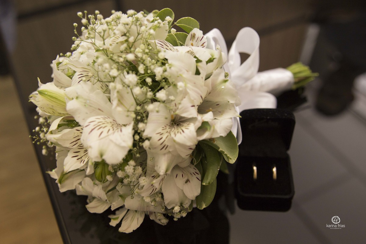buque da noiva esta em cima da mesa