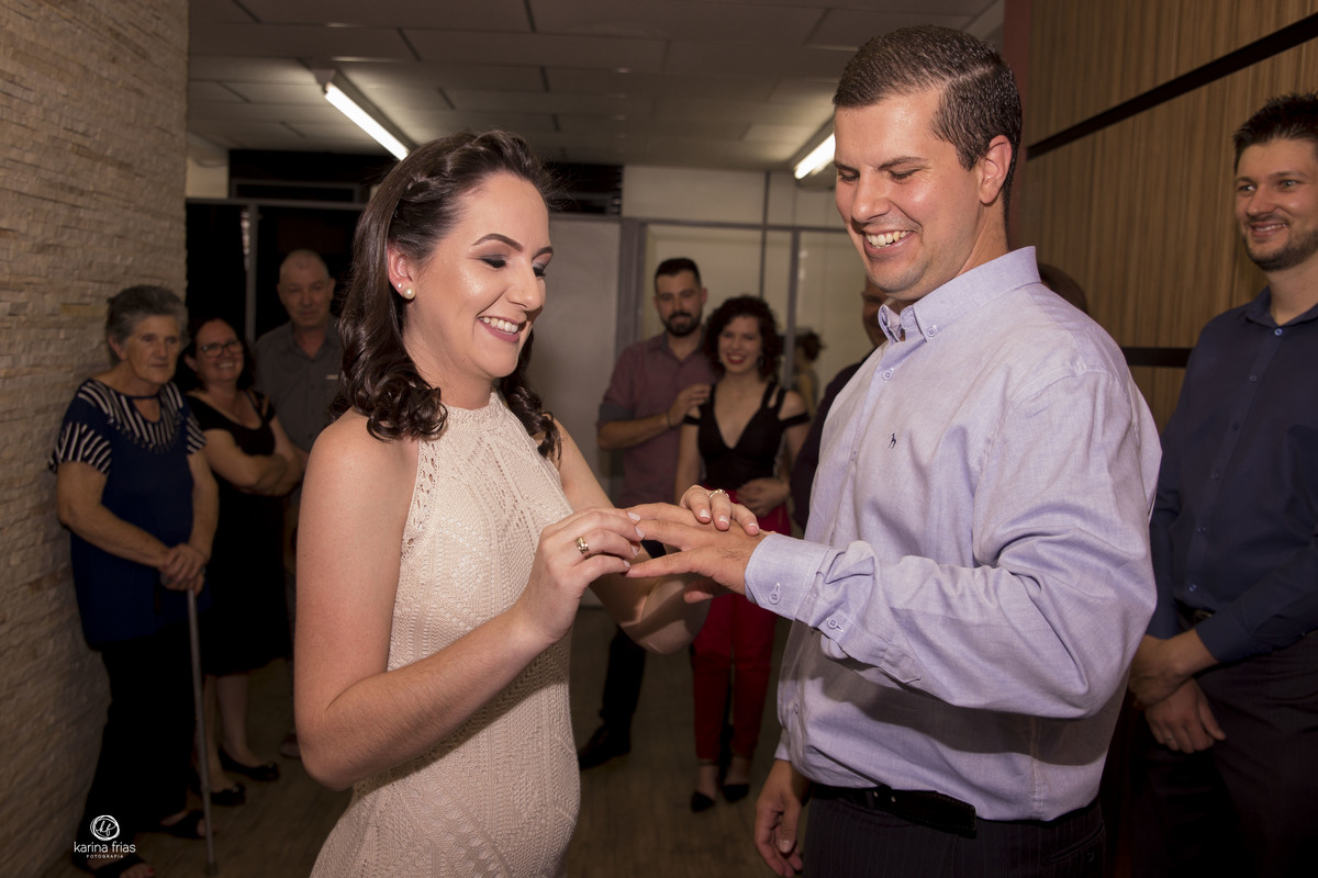 a noiva coloca a aliança no noivo