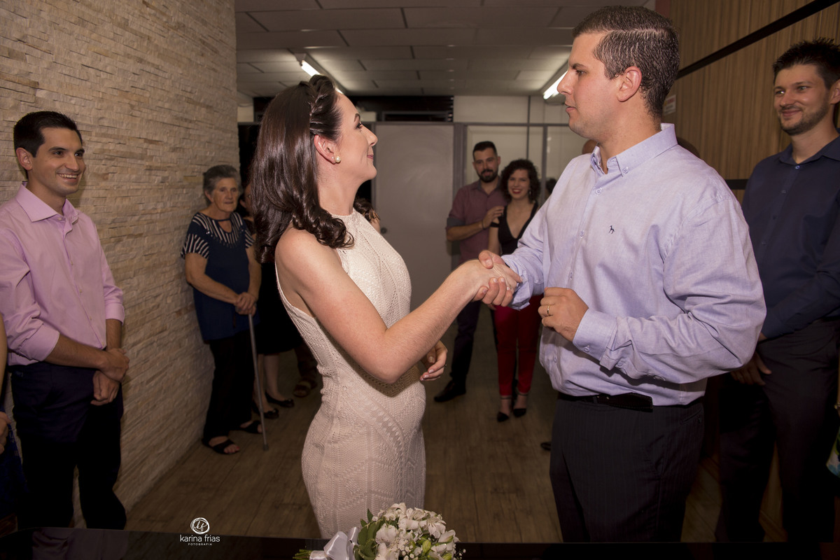 os noivos se cumprimentam divertidamente